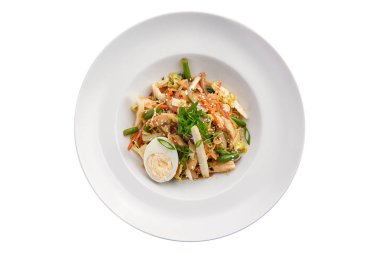 Beyaz üzerinde izole tavuk, yumurta ve yeşil fasulye ile Wok