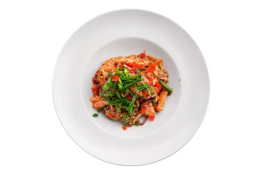 Beyaz üzerinde izole somon ve yeşil fasulye ile Wok