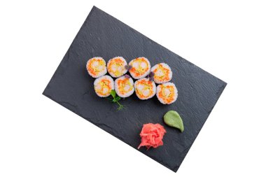 Beyaz üzerinde izole omlet ve karides ile rulo seti