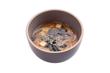 Erişte, deniz ve tofu beyaz üzerinde izole ile çorba