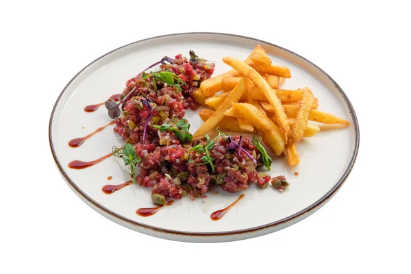 Tartare di manzo con patate fritte isolate su bianco — Foto Stock