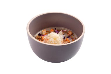 Beyaz üzerinde izole sheese ve kruton ile mantar çorbası püresi