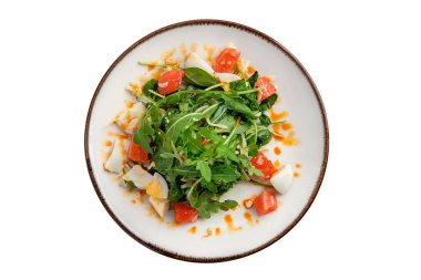 Somon, yumurta, peynir ve beyaz üzerinde izole roka ile salata