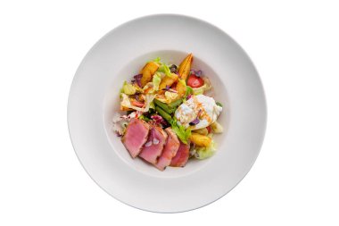 Patates, lahana, yeşil fasulye ve beyaz üzerinde izole haşlanmış yumurta ile ızgara ton balığı