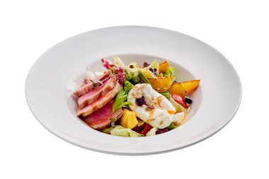 Patates, lahana, yeşil fasulye ve beyaz üzerinde izole haşlanmış yumurta ile ızgara ton balığı