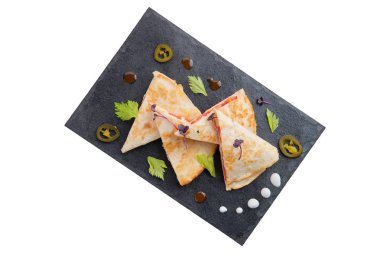 Beyaz üzerinde izole tavuk, peynir ve domates ile baharatlı tortilla