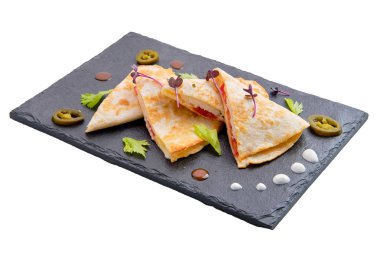 Beyaz üzerinde izole tavuk, peynir ve domates ile baharatlı tortilla