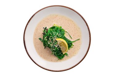 Tabak Chuka salatası, somun sosu ve susam beyaz üzerinde izole