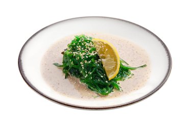 Tabak Chuka salatası, somun sosu ve susam beyaz üzerinde izole