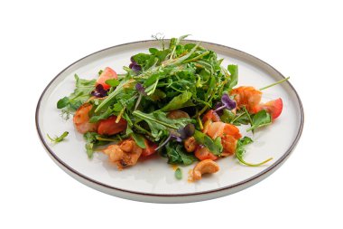 Karideslerle salata ve beyaz üzerinde izole taze sebzeler