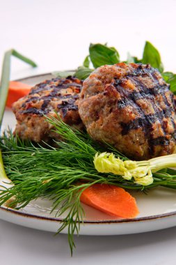 Taze havuç, soğan ve maydanoz ile servis edilen ızgara pirzola
