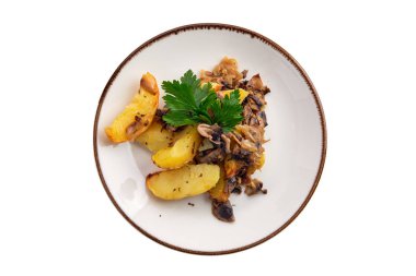 Beyaz üzerinde izole mantar ve soğan ile kızarmış patates