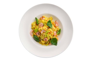 Beyaz üzerinde izole karidesler ile pirinç