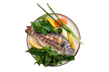 Beyaz üzerinde izole plaka üzerinde Fried Dorada