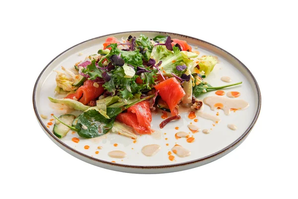 Insalata con salmone affumicato e verdure fresche isolate su bianco — Foto Stock