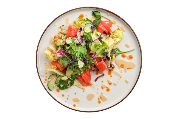 Insalata con salmone affumicato e verdure fresche isolate su bianco — Foto Stock