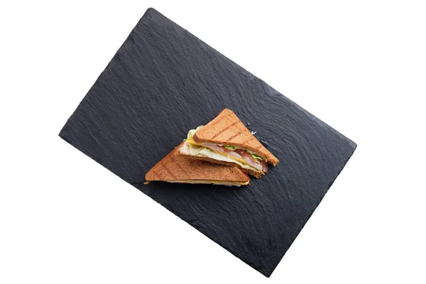 Club-Sandwich mit Schinken, Cheddar, Kohl und Tomaten isoliert auf weiß — Stockfoto