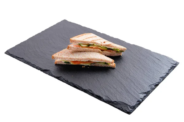Club-Sandwich mit Lachs, Cheddar, Gurke und Tomate isoliert auf weiß — Stockfoto