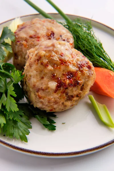 Albóndigas servidas con zanahoria fresca, cebolla primaveral y comino — Foto de Stock