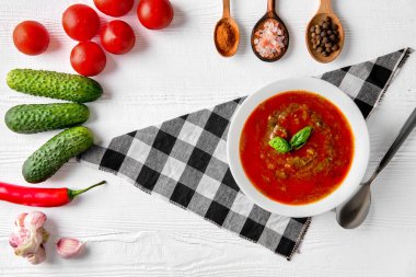 Ahşap arka planda fesleğen, biber, sarımsak ve salatalık ile Domates çorbası. İspanyol gazpacho çorbası.