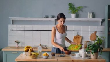 Kayısı kesme mutfak masasının arkasında Sevimli kız 