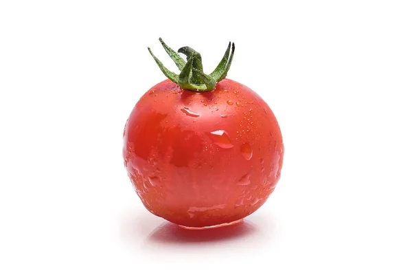 Cereza fresca de tomate mojado aislada en blanco — Foto de Stock