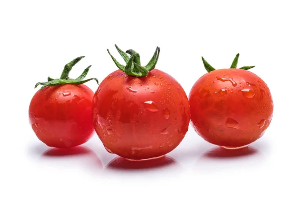 Cereza fresca de tomate mojado aislada en blanco — Foto de Stock