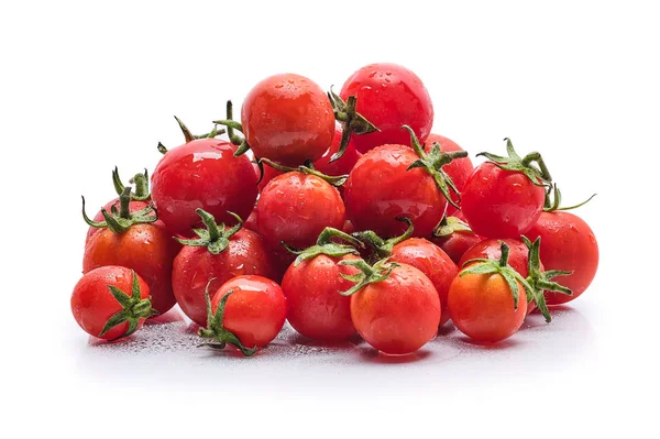 Cereza fresca de tomate mojado aislada en blanco — Foto de Stock