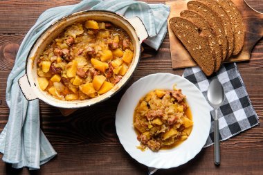 Patates ve lahana ile et güveç, üst görünümü