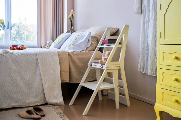 침실에서 사다리 의자를 접는 방법 — 스톡 사진