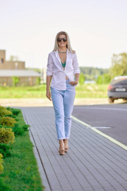Ofis binasının yanındaki sokakta poz veren güzel kız.