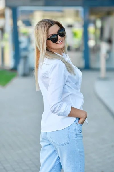 Menina bonita posando na rua perto de prédio de escritórios — Fotografia de Stock