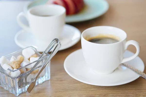 背景にホットコーヒーとクロワッサン — ストック写真