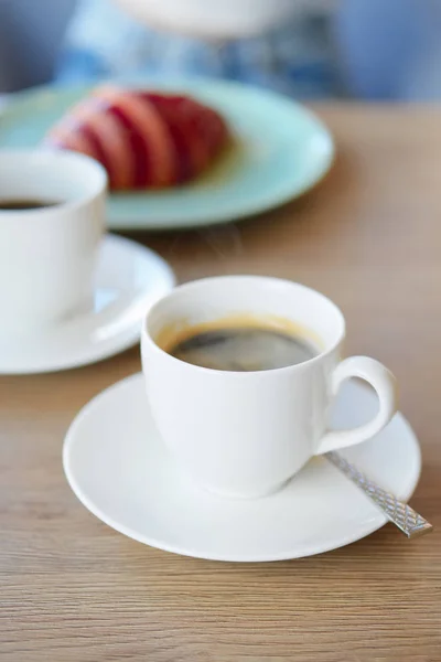 Café caliente y croissant sobre fondo —  Fotos de Stock