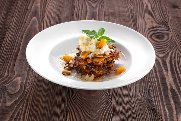 Yumuşak peynir, bal ve fıstık gevreği ile Kabak börek