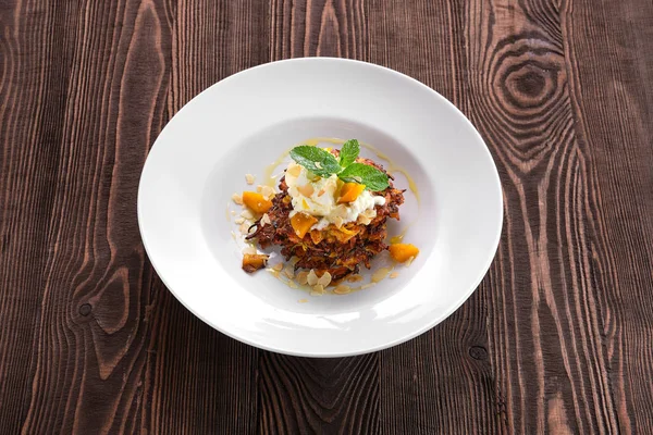 Yumuşak peynir, bal ve fıstık gevreği ile Kabak börek