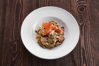 Tavuk, istiridye mantarı ve pastırma cipsi ile Makarna