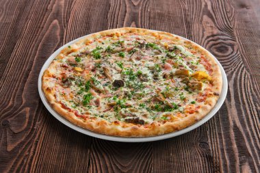 Jambon, kabak ve istiridye mantar ile ince kabuk pizza