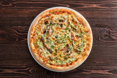 Jambonlu, kabaklı ve mantarlı kalın hamurlu pizza.