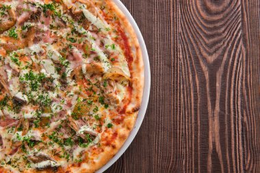 Jambon, kabak ve istiridye mantar ile ince kabuk pizza