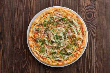 Jambon, kabak ve istiridye mantar ile ince kabuk pizza