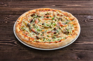 Jambonlu, kabaklı ve mantarlı kalın hamurlu pizza.