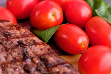 Domates kiraz ve biftek Makro fotoğraf (alan sığ derinliği ile görüntü)