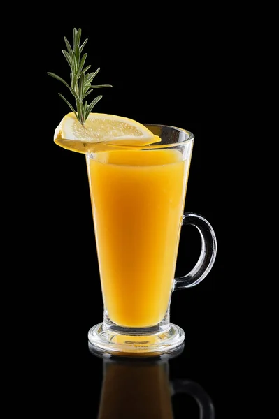 Verre de thé au citron chaud au gingembre et romarin isoalté sur noir — Photo