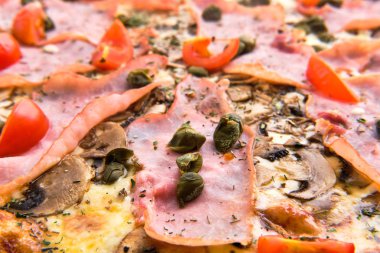 Pizza domates, jambon, hamsi ve peynir makro fotoğraf