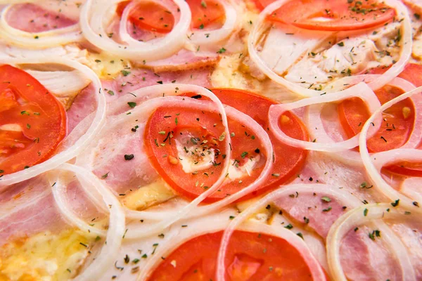 Macro photo of tomato,ham, bacon, onion and cheese on pizza — Stock Photo, Image