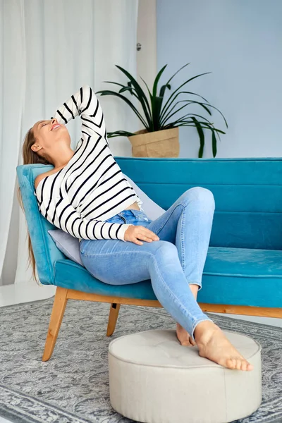 Menina bonito em casa relaxar e sentir-se feliz — Fotografia de Stock