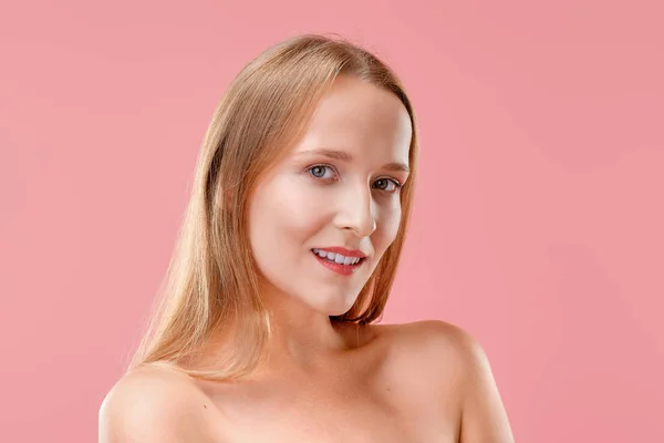 Schöne Dame ohne Make-up und mit gesunder Haut und weißen Zähnen posiert — Stockfoto