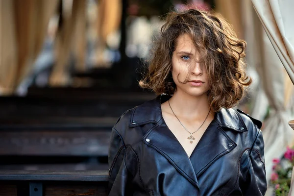 Retrato de hermosa dama con el pelo rizado salvaje de pie cerca de la terraza — Foto de Stock