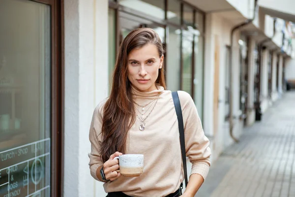 Portrait de belle fille boire du café en plein air — Photo